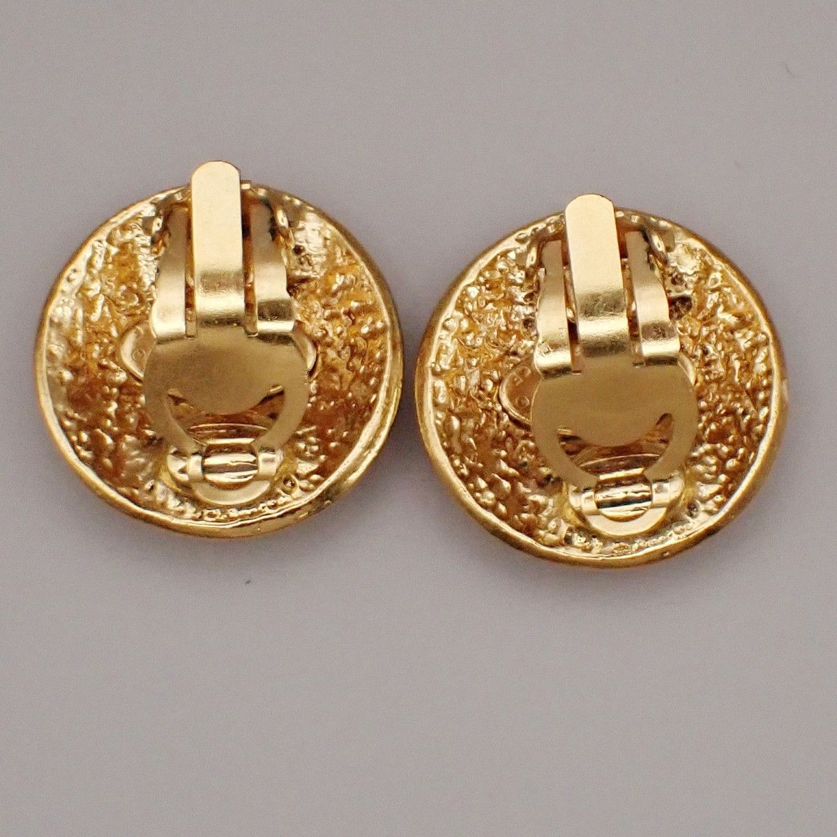 Chanel Chanel Vintage CC Logo Round Clip on Earrings Textured Metal Size ONE SIZE - 2 Thumbnail