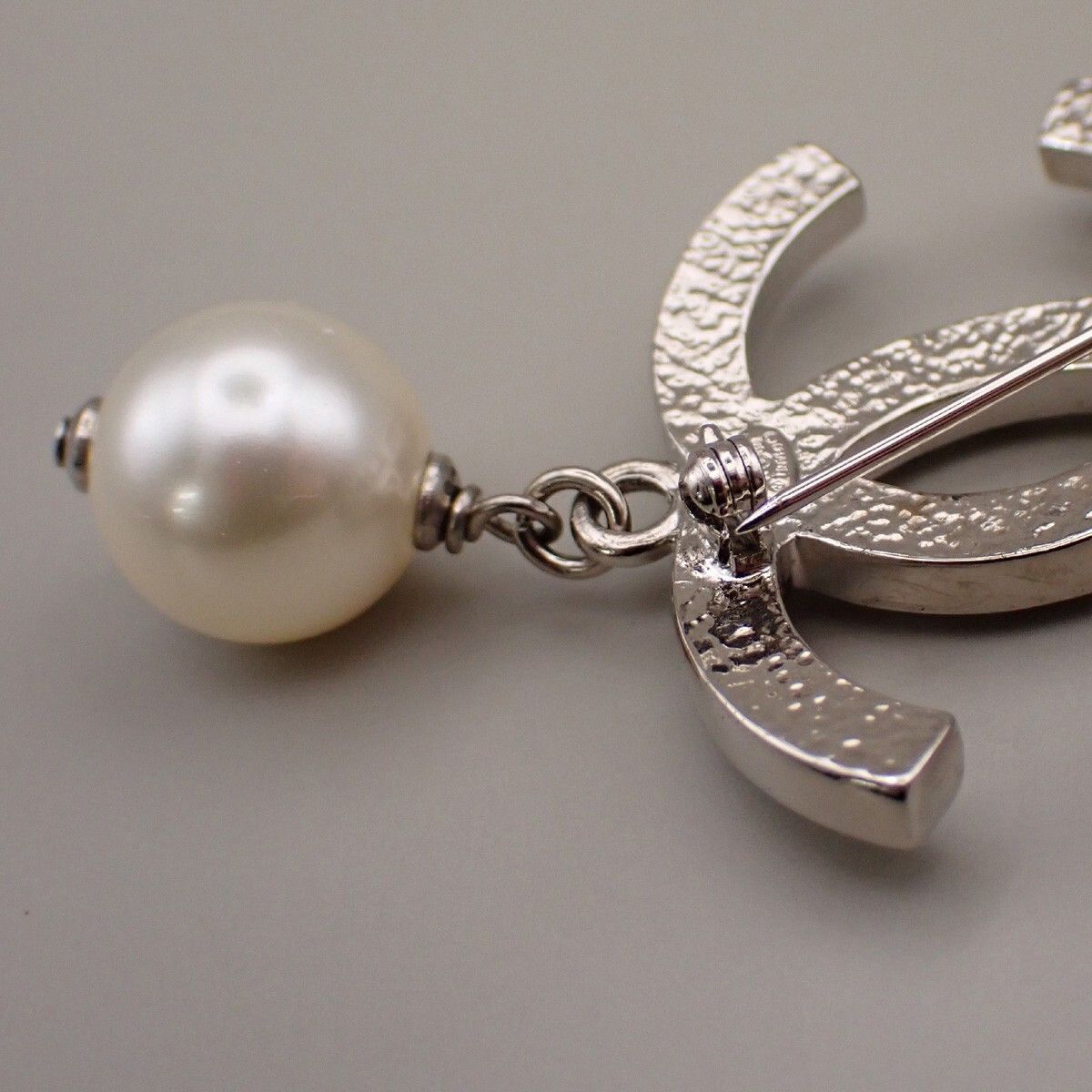 Chanel Chanel CC Drop Brooch Metal and Faux Pearls Size ONE SIZE - 9 Thumbnail