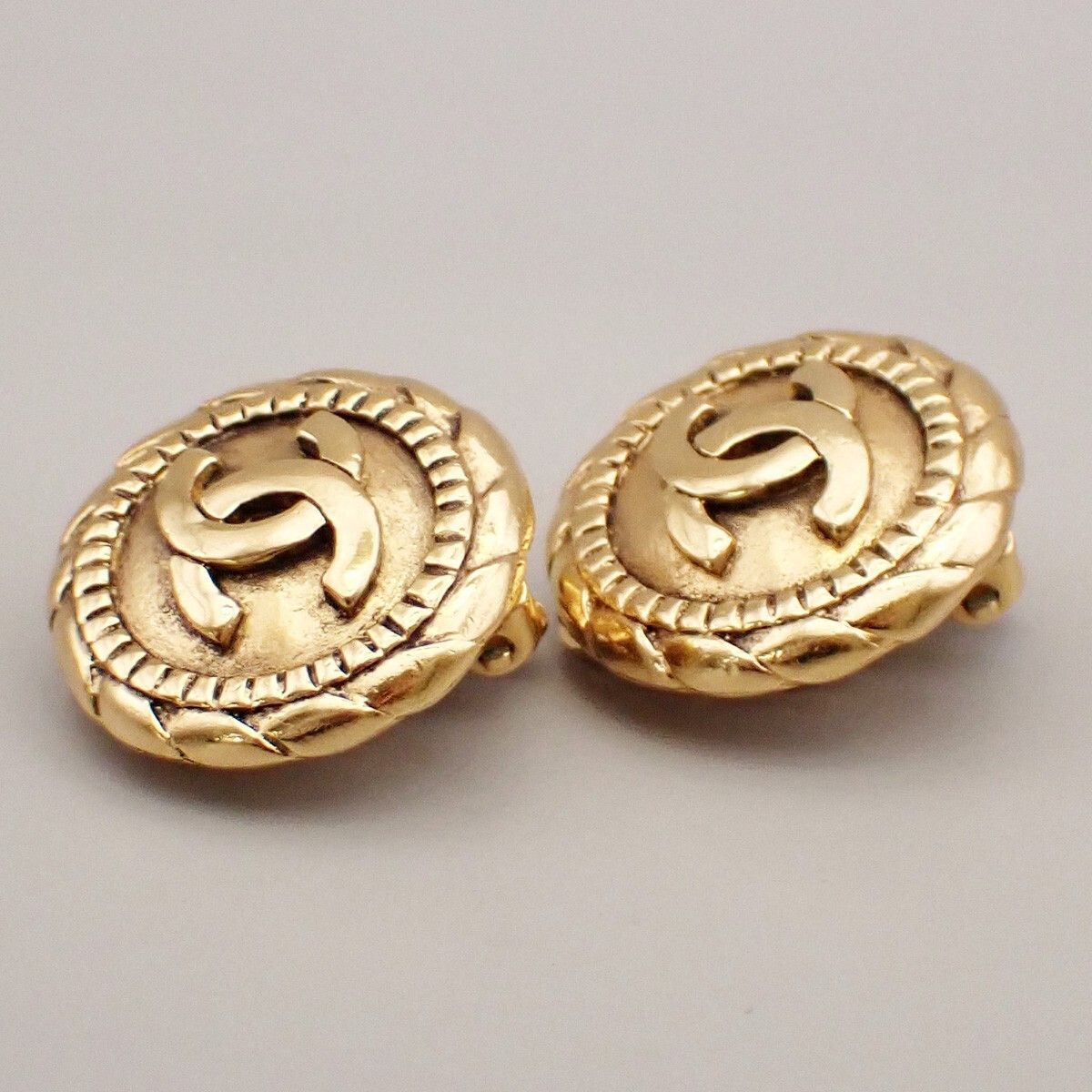 Chanel Chanel Vintage CC Round Clip-On Earrings Metal Size ONE SIZE - 3 Thumbnail