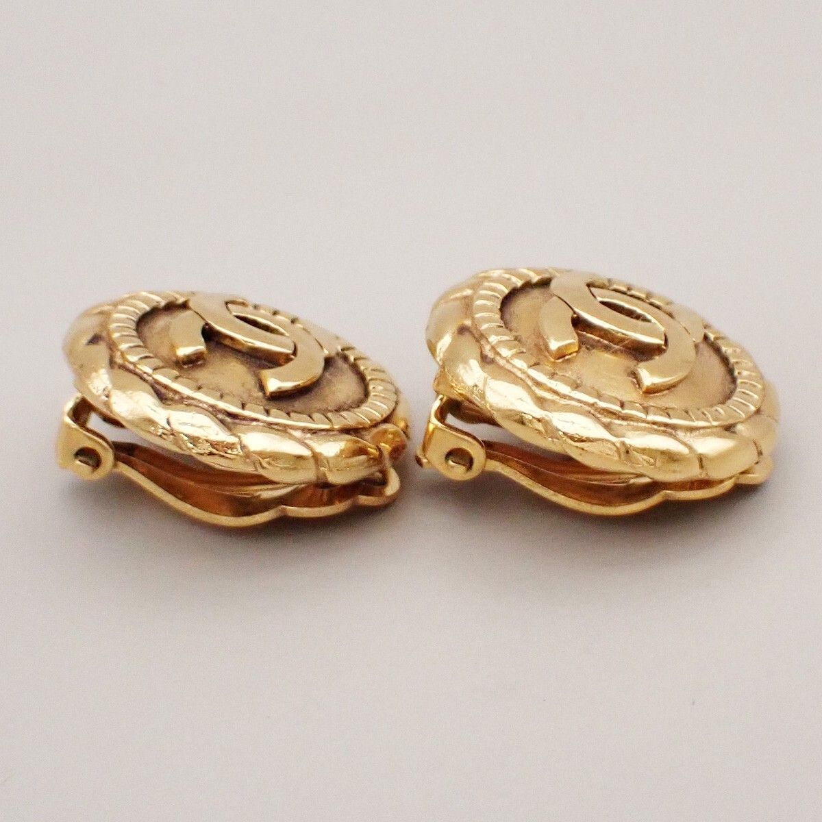 Chanel Chanel Vintage CC Round Clip-On Earrings Metal Size ONE SIZE - 4 Thumbnail