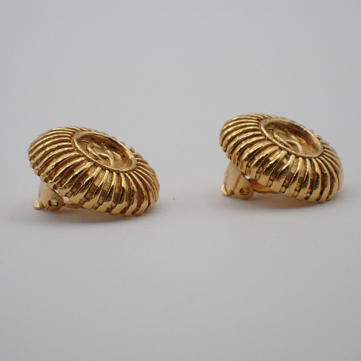 Chanel Chanel Vintage CC Round Clip-On Earrings Metal Size ONE SIZE - 4 Thumbnail