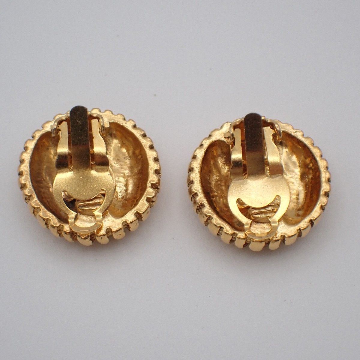 Chanel Chanel Vintage CC Round Clip-On Earrings Metal Size ONE SIZE - 2 Thumbnail