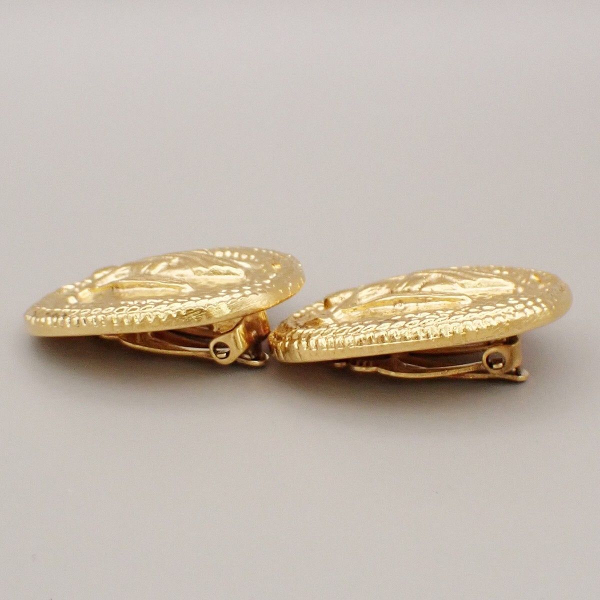 Chanel Chanel clips bouton ovale ange logo Gold-plated Size ONE SIZE - 6 Thumbnail