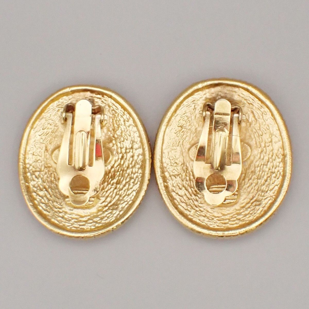 Chanel Chanel clips bouton ovale ange logo Gold-plated Size ONE SIZE - 2 Thumbnail