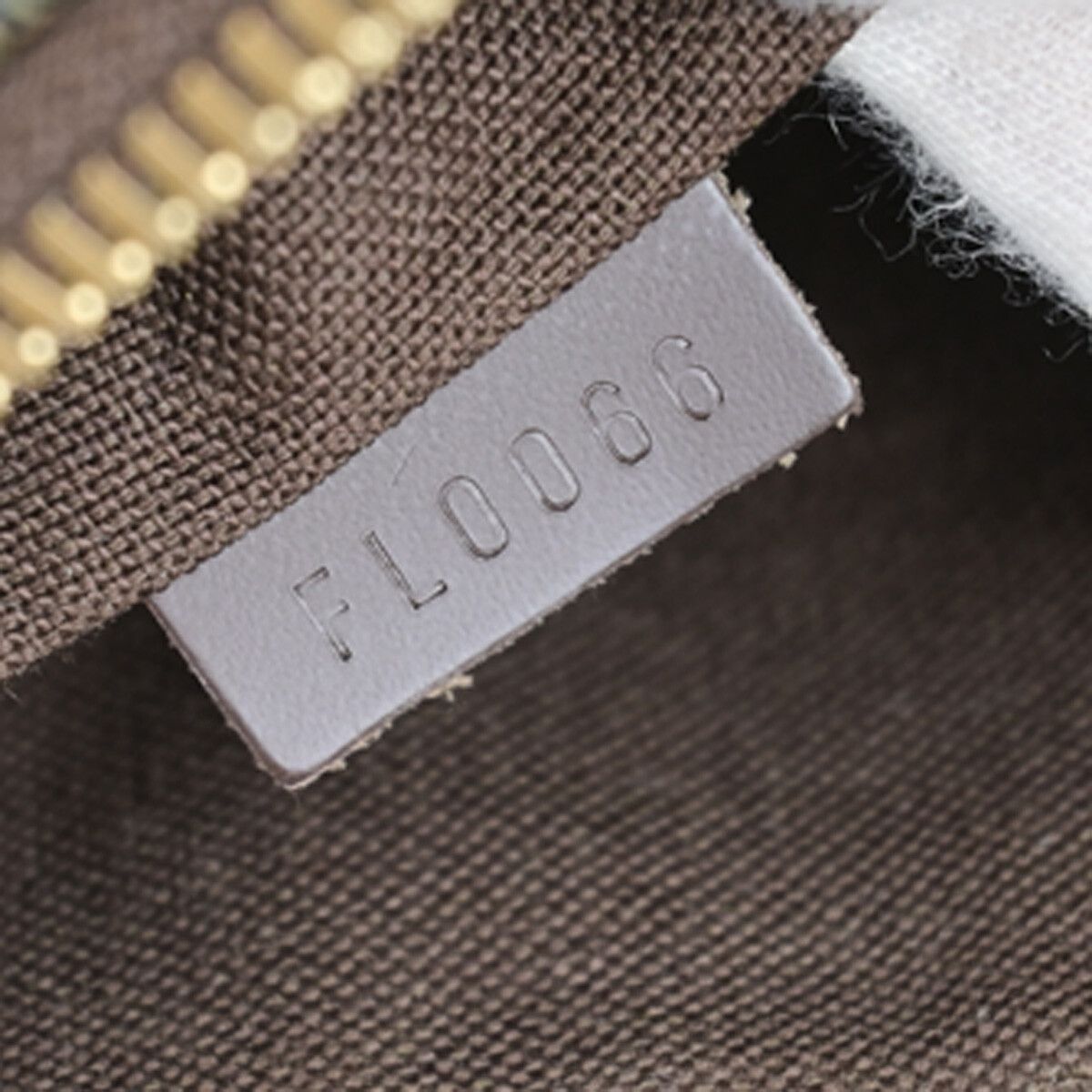 Louis Vuitton Louis Vuitton Pochette Melville Damier Size ONE SIZE - 7 Thumbnail
