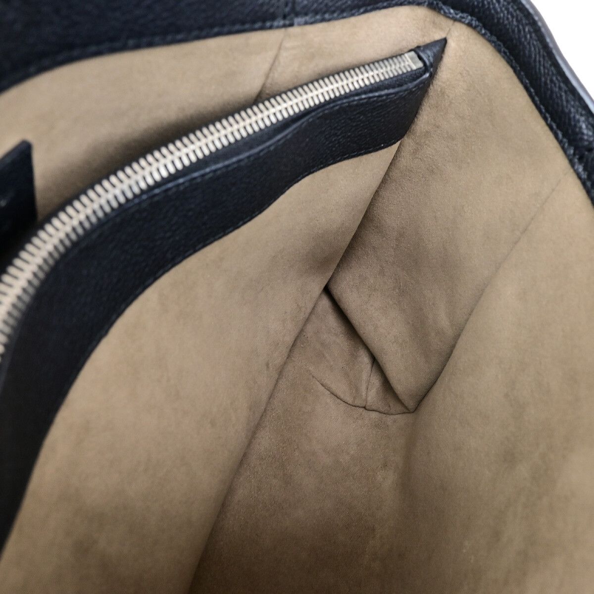 Louis Vuitton Louis Vuitton Sevres Handbag Mahina Leather Size ONE SIZE - 16 Thumbnail