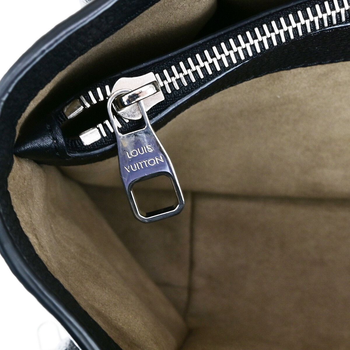 Louis Vuitton Louis Vuitton Sevres Handbag Mahina Leather Size ONE SIZE - 10 Thumbnail