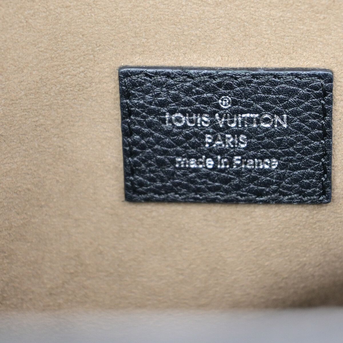 Louis Vuitton Louis Vuitton Sevres Handbag Mahina Leather Size ONE SIZE - 6 Thumbnail