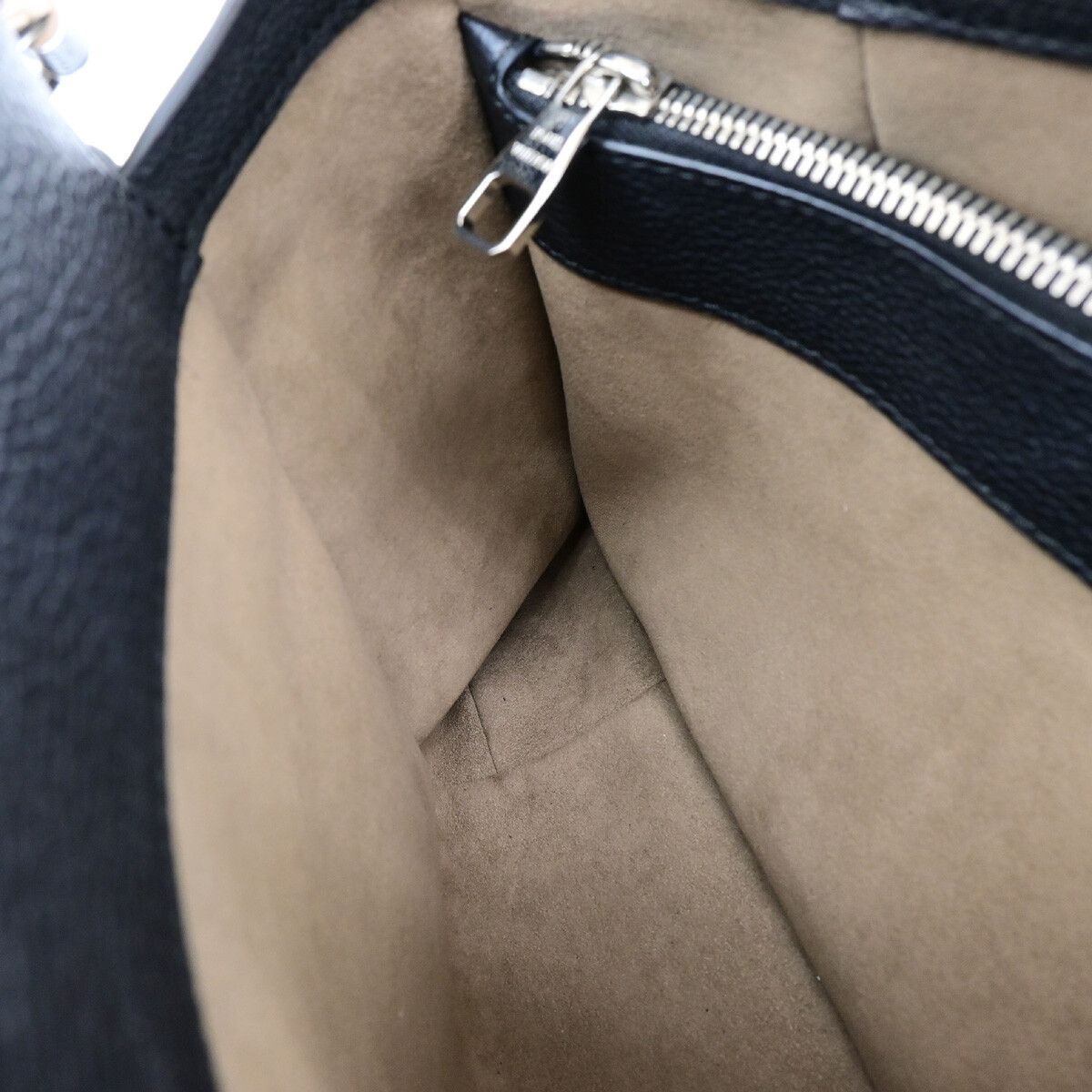 Louis Vuitton Louis Vuitton Sevres Handbag Mahina Leather Size ONE SIZE - 17 Thumbnail
