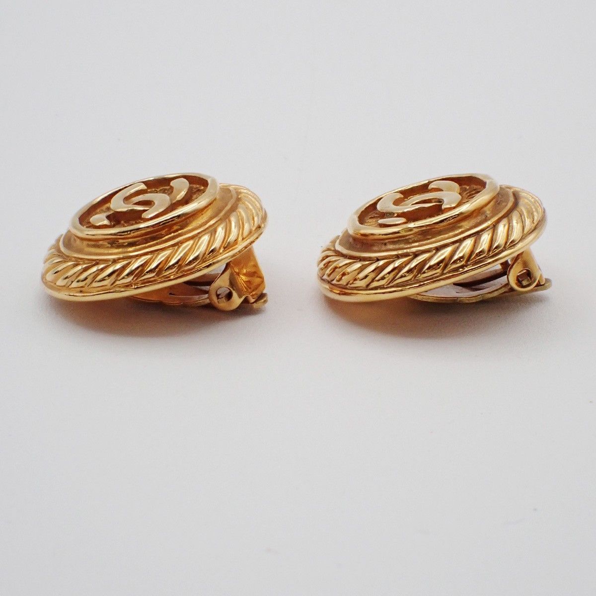 Chanel Chanel Vintage CC Round Button Clip-On Earrings Metal Size ONE SIZE - 6 Thumbnail