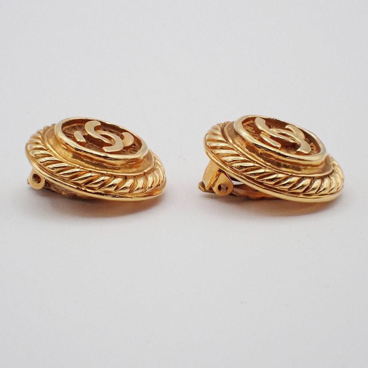 Chanel Chanel Vintage CC Round Button Clip-On Earrings Metal Size ONE SIZE - 7 Thumbnail