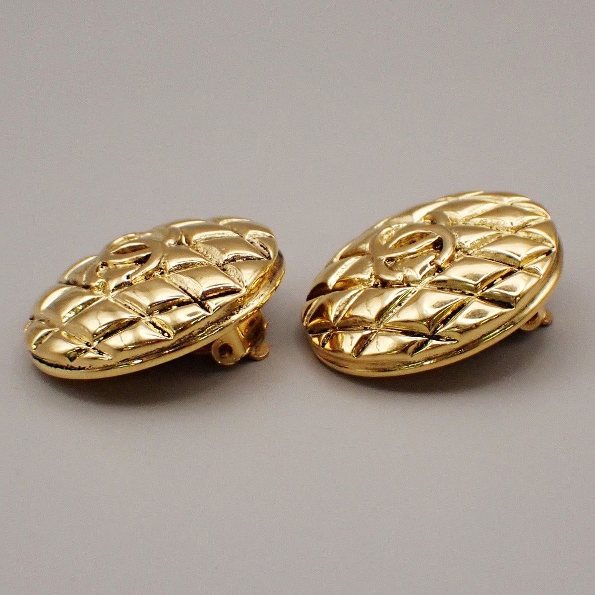 Chanel Chanel Vintage CC Quilted Round Button Clip-On Earrings Metal Size ONE SIZE - 8 Thumbnail