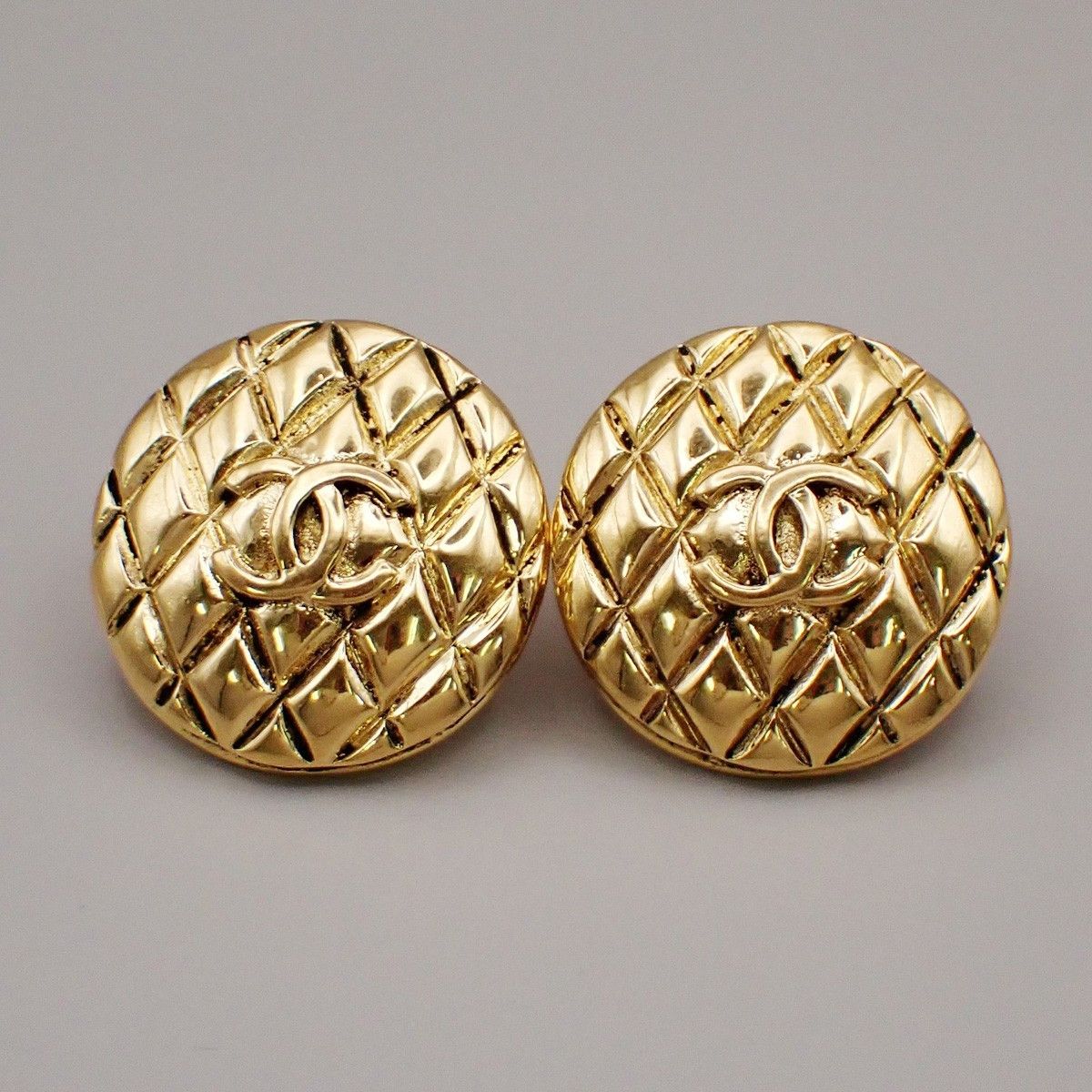 Chanel Chanel Vintage CC Quilted Round Button Clip-On Earrings Metal Size ONE SIZE - 10 Thumbnail