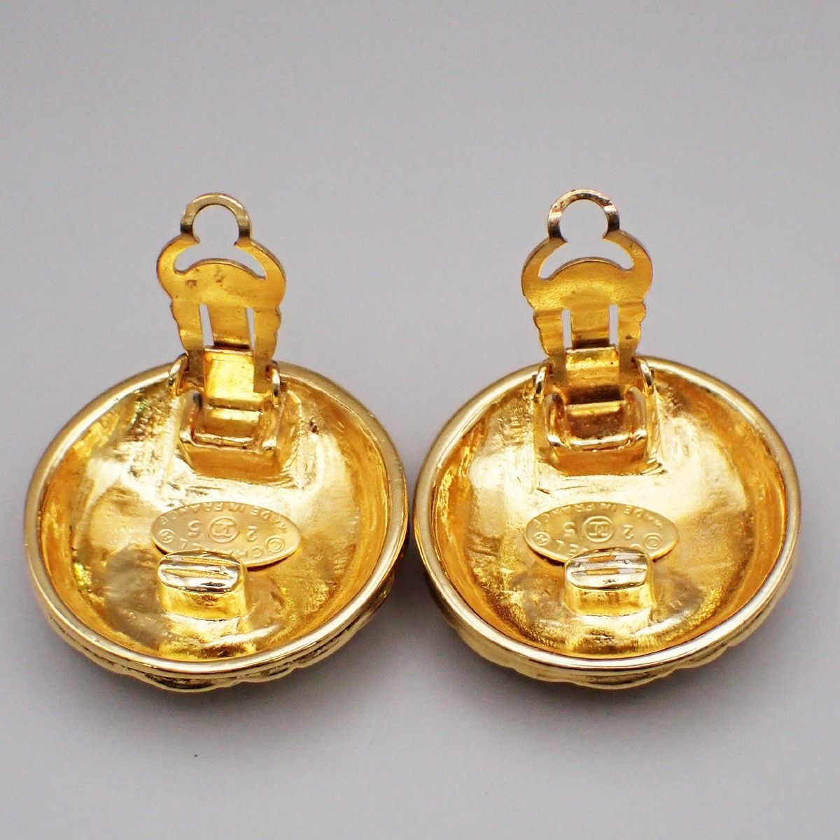 Chanel Chanel Vintage CC Quilted Round Button Clip-On Earrings Metal Size ONE SIZE - 3 Thumbnail
