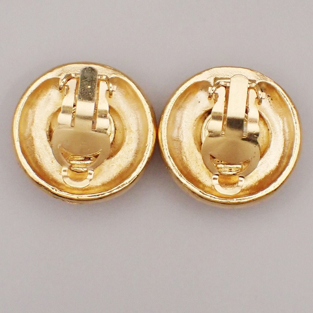 Chanel Chanel Vintage CC Logo Round Clip on Earrings Textured Metal Size ONE SIZE - 2 Thumbnail