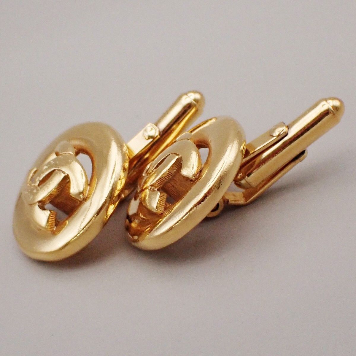 Chanel Chanel Vintage Logo Round Cufflinks Plated Gold Size ONE SIZE - 3 Thumbnail