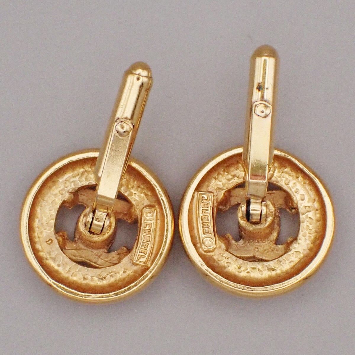 Chanel Chanel Vintage Logo Round Cufflinks Plated Gold Size ONE SIZE - 10 Thumbnail