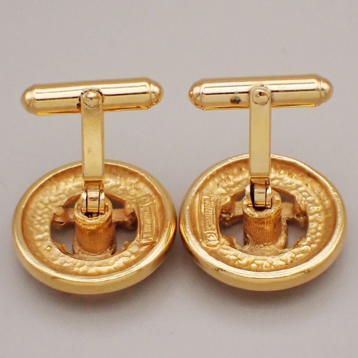 Chanel Chanel Vintage Logo Round Cufflinks Plated Gold Size ONE SIZE - 2 Thumbnail