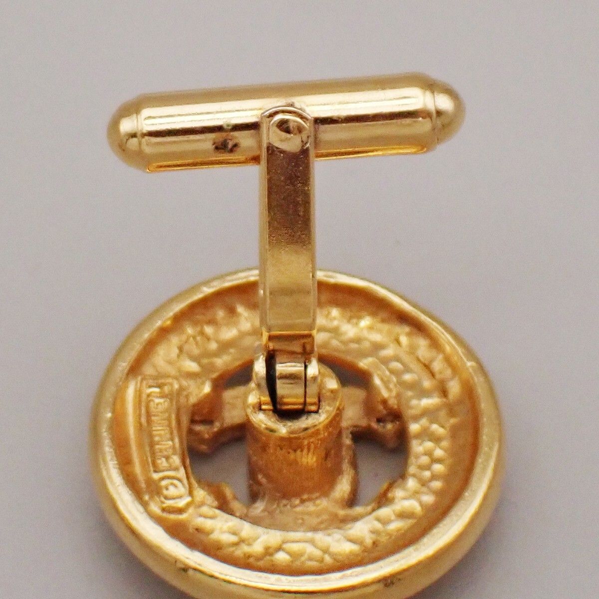 Chanel Chanel Vintage Logo Round Cufflinks Plated Gold Size ONE SIZE - 7 Thumbnail