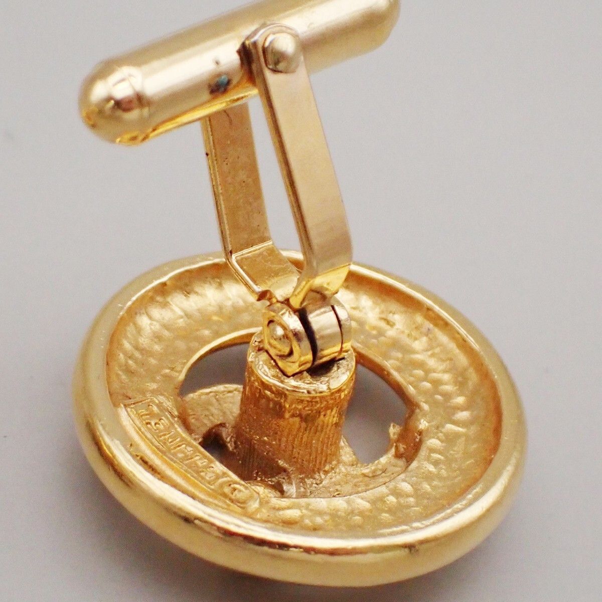 Chanel Chanel Vintage Logo Round Cufflinks Plated Gold Size ONE SIZE - 9 Thumbnail