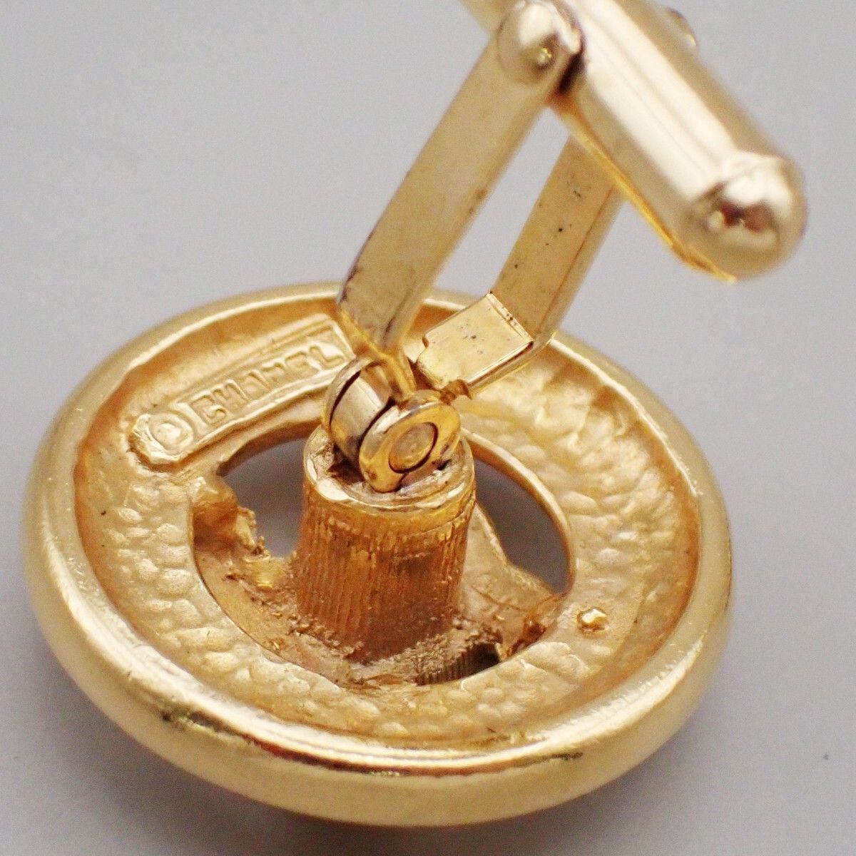 Chanel Chanel Vintage Logo Round Cufflinks Plated Gold Size ONE SIZE - 5 Thumbnail