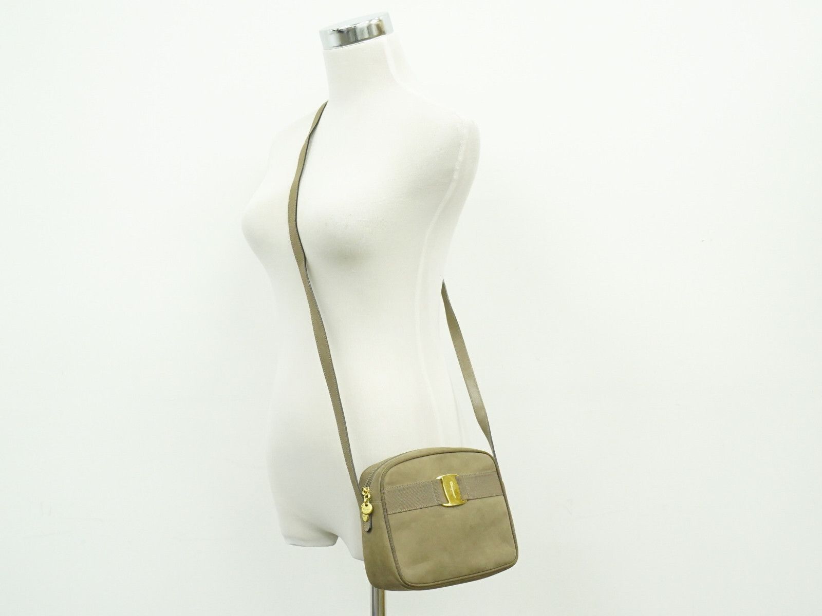 Salvatore Ferragamo Salvatore Ferragamo Vara Bow camera Shoulder Bag Suede Size ONE SIZE - 10 Thumbnail