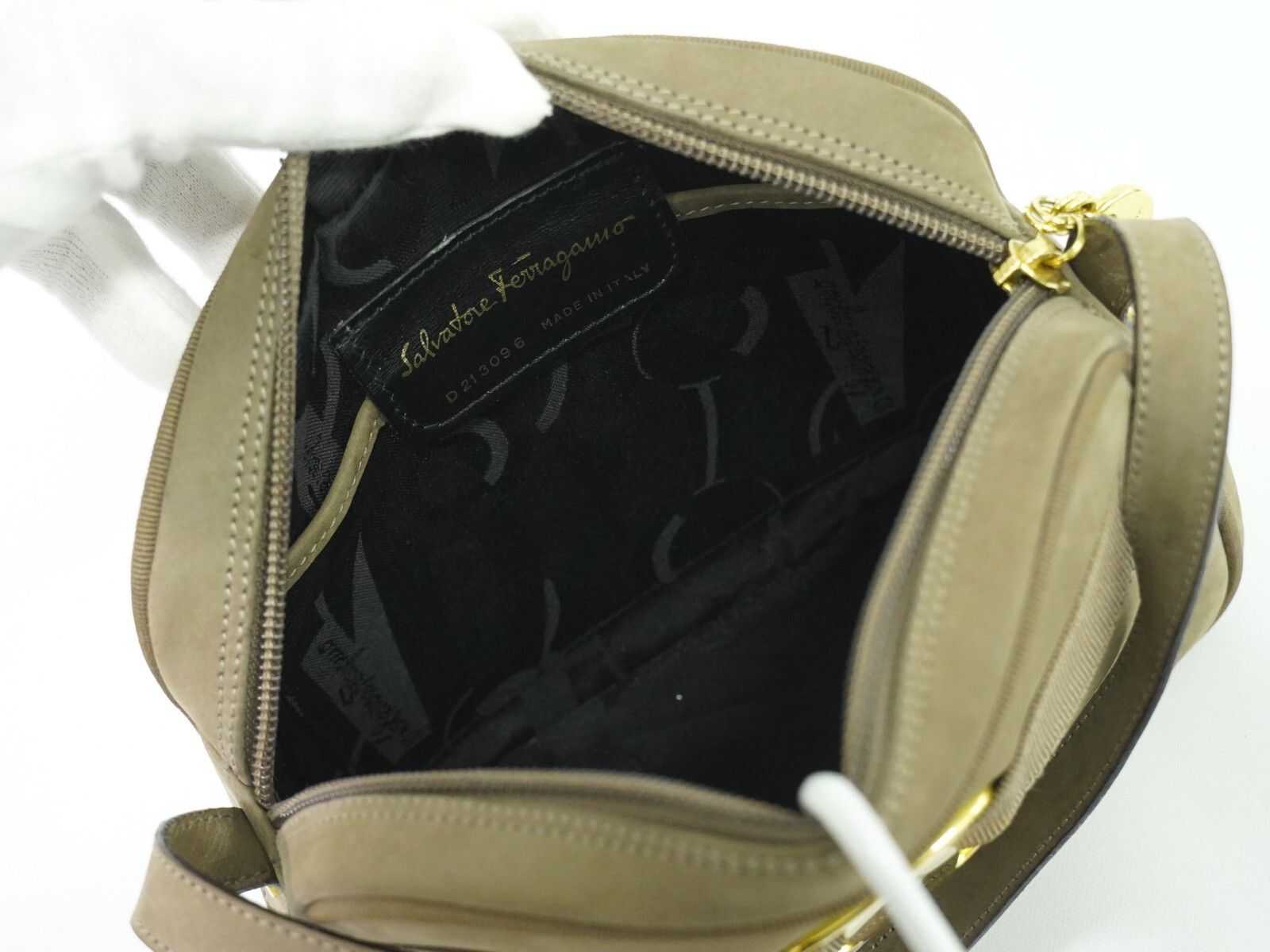 Salvatore Ferragamo Salvatore Ferragamo Vara Bow camera Shoulder Bag Suede Size ONE SIZE - 3 Thumbnail