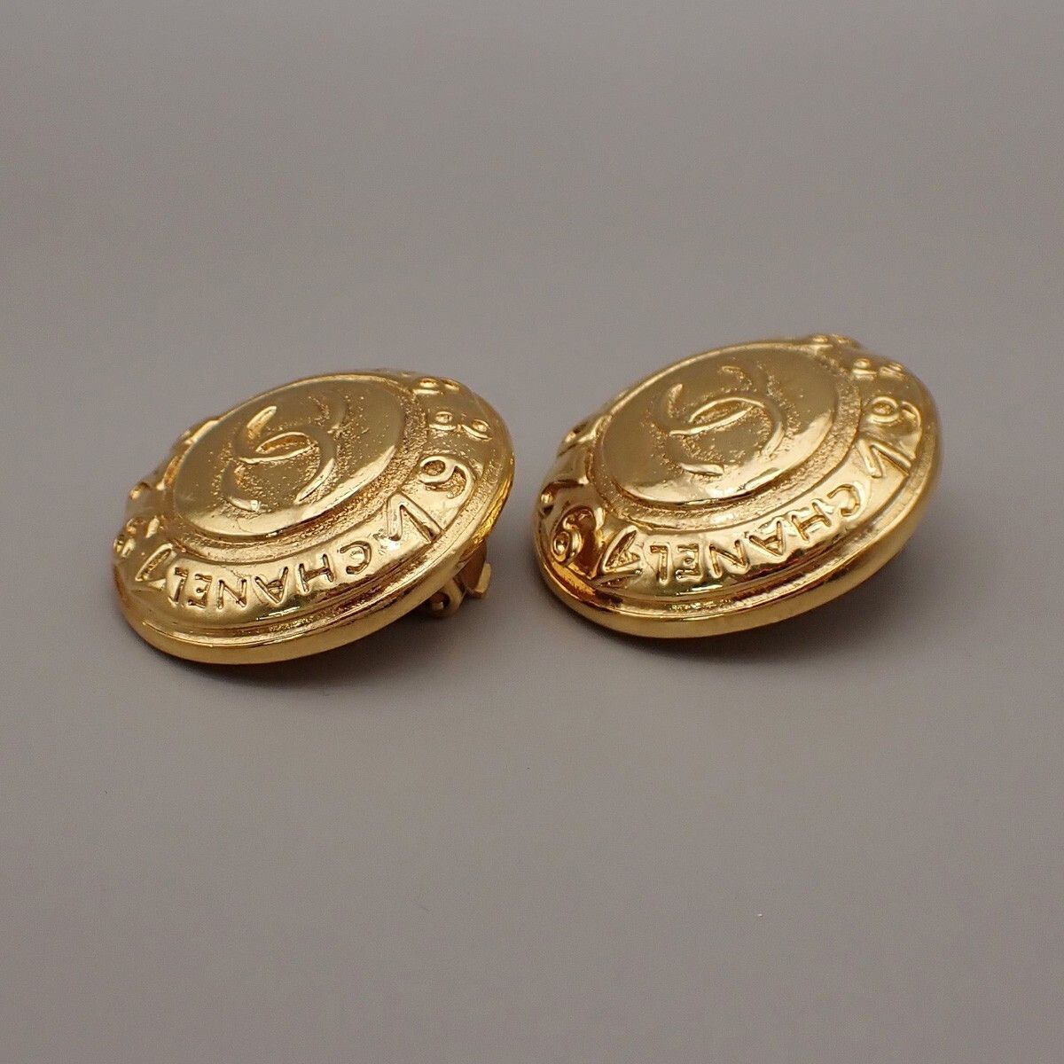 Chanel Chanel Vintage CC Round Button Clip-On Earrings Metal Size ONE SIZE - 3 Thumbnail