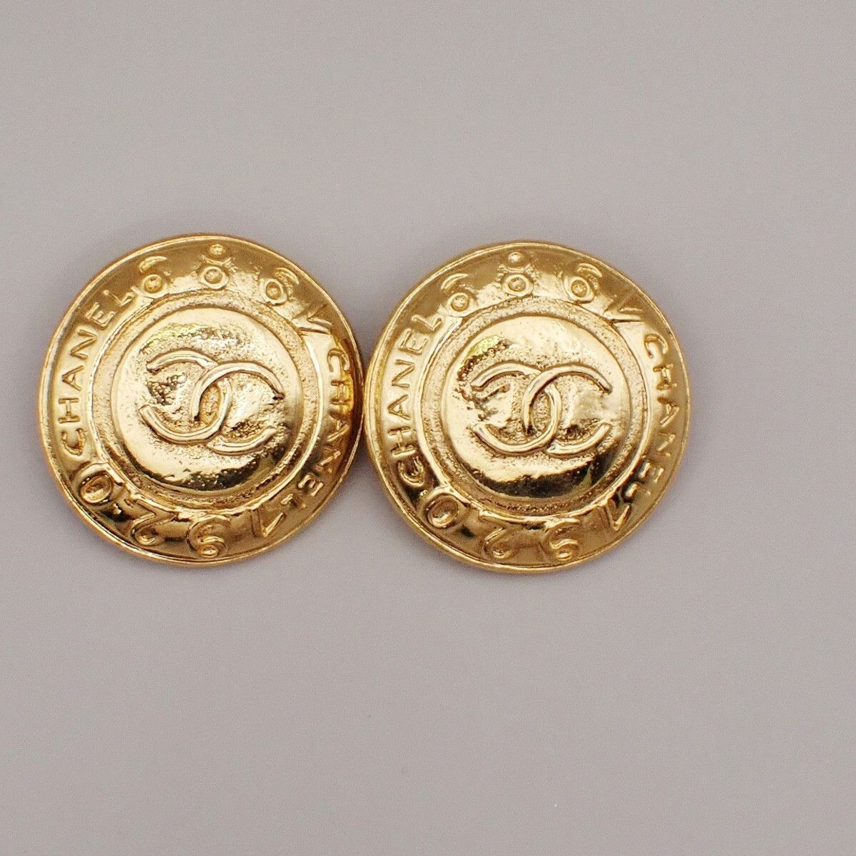 Chanel Chanel Vintage CC Round Button Clip-On Earrings Metal Size ONE SIZE - 8 Thumbnail