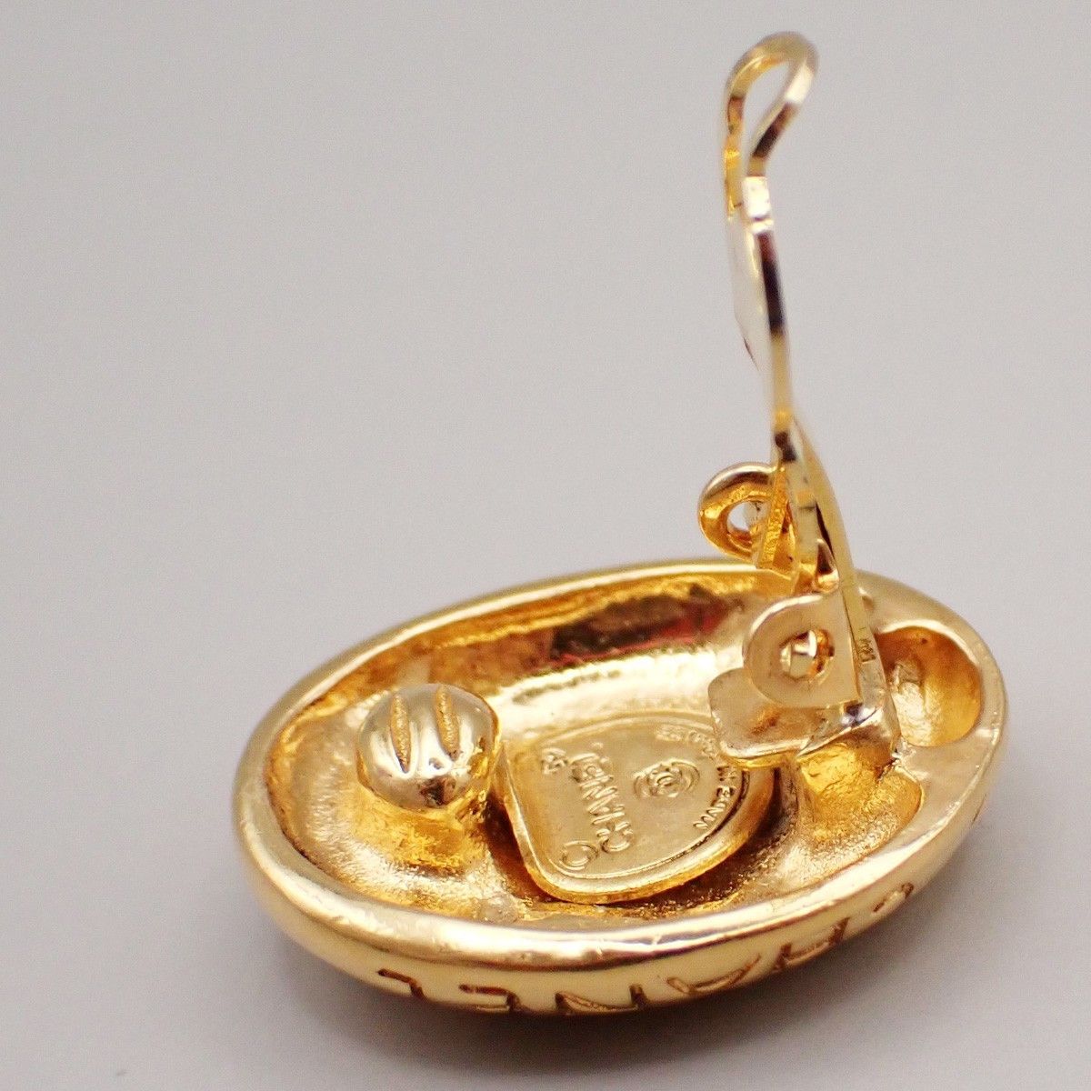 Chanel Chanel Mademoiselle Oval Button Earrings Clip-On Gold-plated Size ONE SIZE - 7 Thumbnail