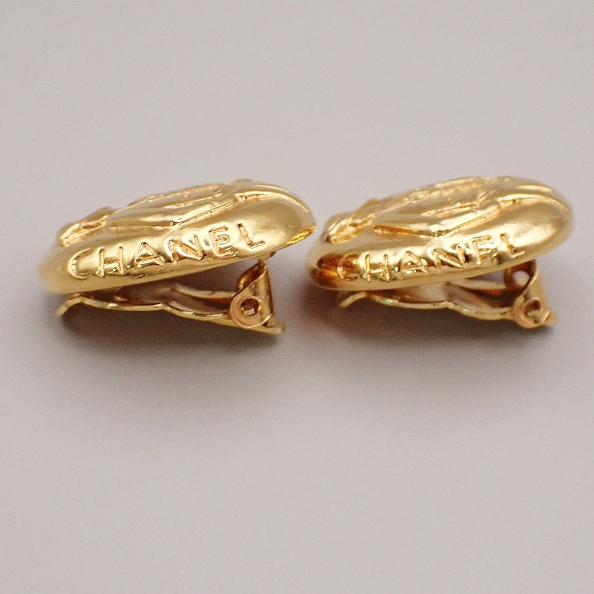 Chanel Chanel Mademoiselle Oval Button Earrings Clip-On Gold-plated Size ONE SIZE - 4 Thumbnail