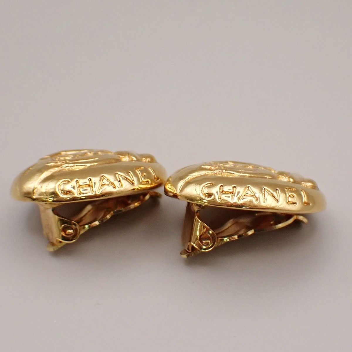 Chanel Chanel Mademoiselle Oval Button Earrings Clip-On Gold-plated Size ONE SIZE - 3 Thumbnail