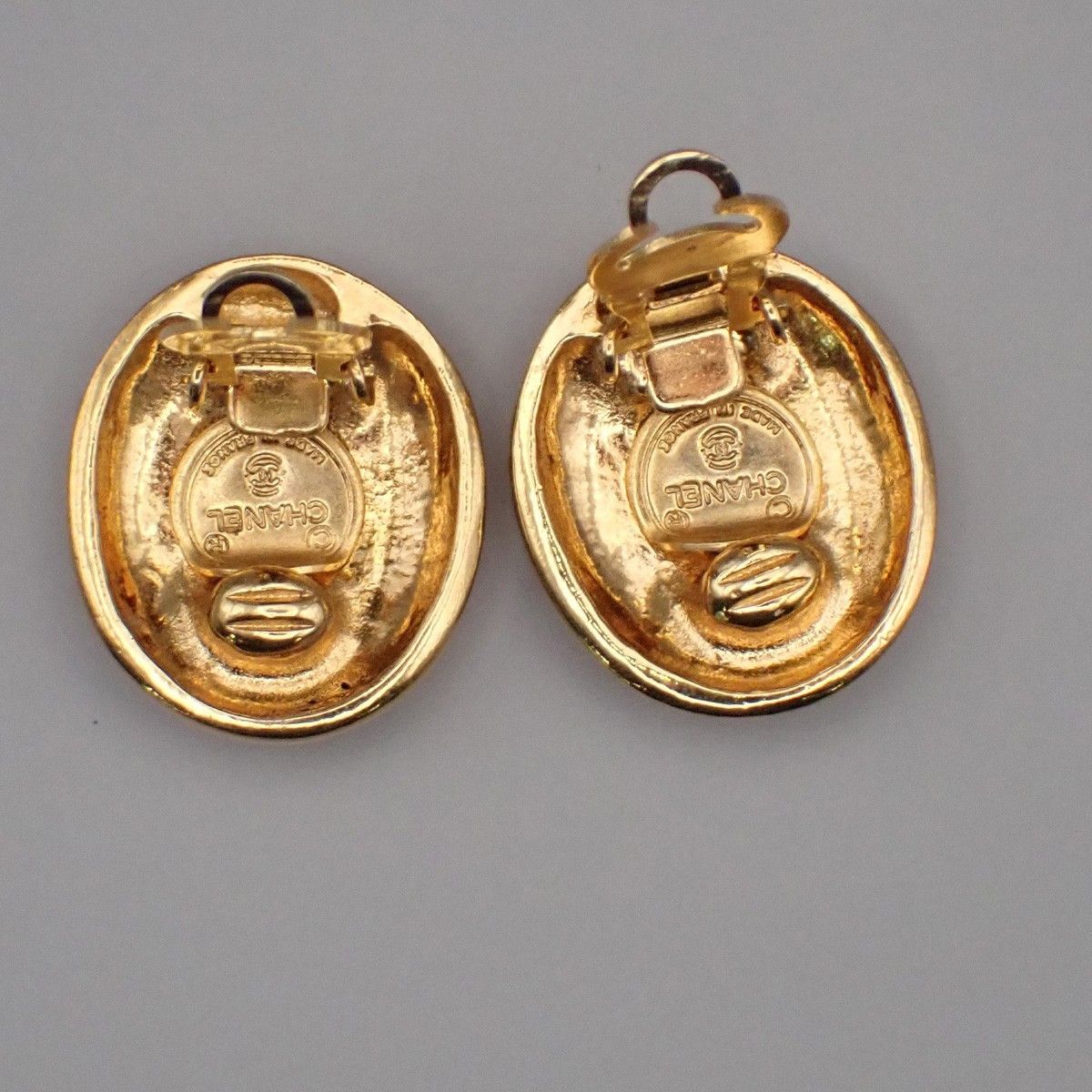 Chanel Chanel Mademoiselle Oval Button Earrings Clip-On Gold-plated Size ONE SIZE - 5 Thumbnail