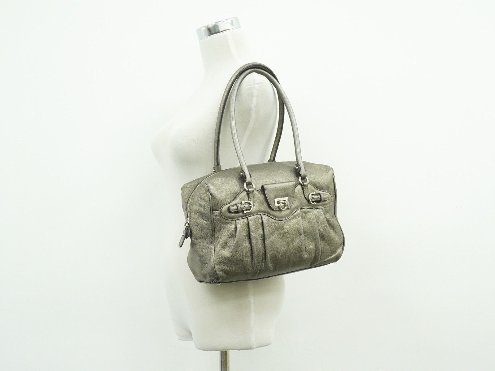 Salvatore Ferragamo Salvatore Ferragamo Gancini Buckle Shoulder Bag Leather Size ONE SIZE - 10 Thumbnail