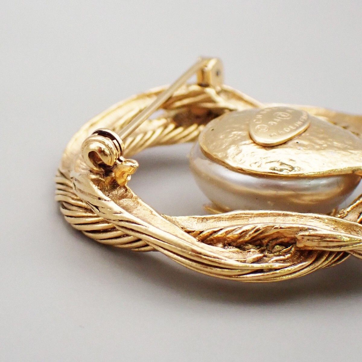 Chanel Chanel Vintage CC Logo Imitation Pearl Brooch Gold-Plated Size ONE SIZE - 5 Thumbnail