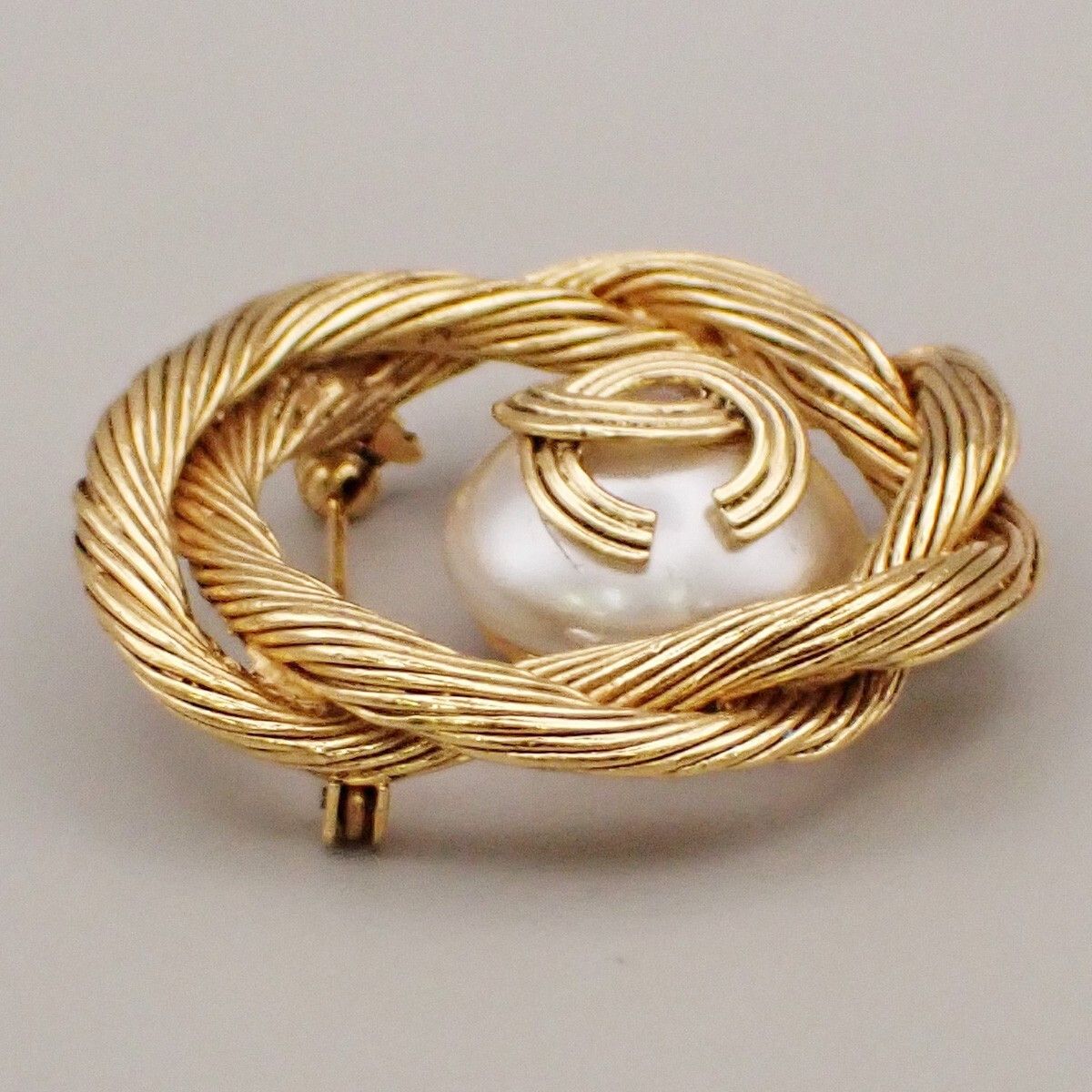 Chanel Chanel Vintage CC Logo Imitation Pearl Brooch Gold-Plated Size ONE SIZE - 4 Thumbnail
