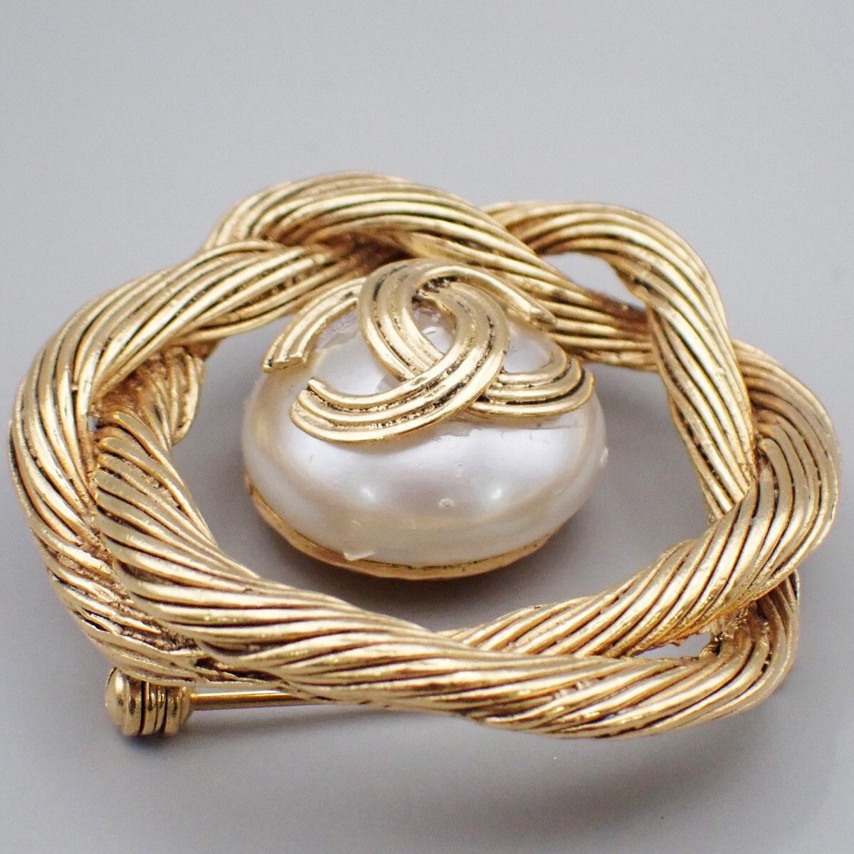 Chanel Chanel Vintage CC Logo Imitation Pearl Brooch Gold-Plated Size ONE SIZE - 10 Thumbnail