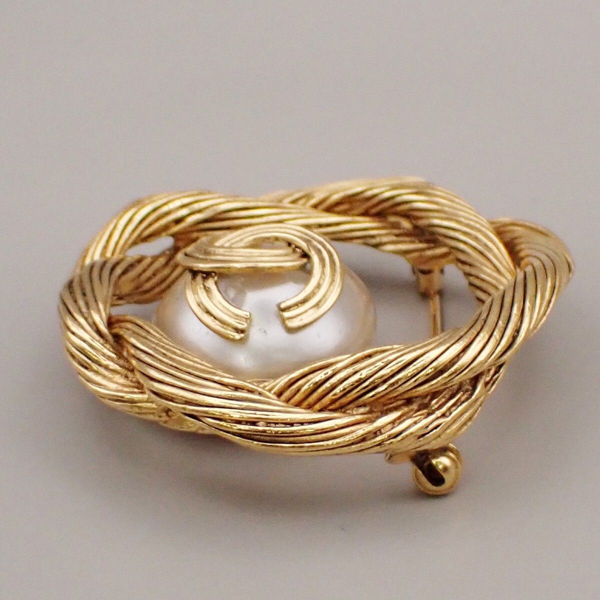 Chanel Chanel Vintage CC Logo Imitation Pearl Brooch Gold-Plated Size ONE SIZE - 3 Thumbnail