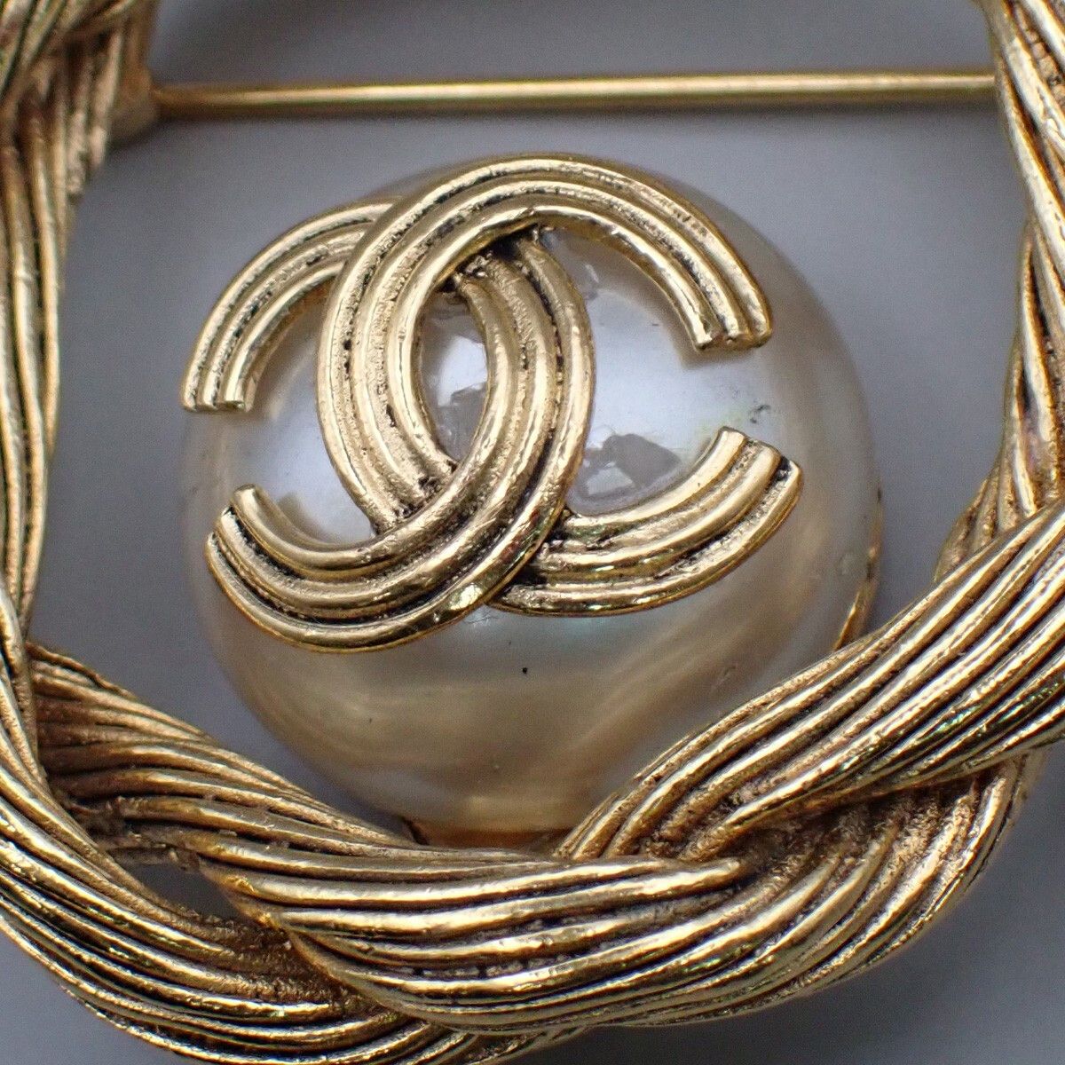 Chanel Chanel Vintage CC Logo Imitation Pearl Brooch Gold-Plated Size ONE SIZE - 7 Thumbnail