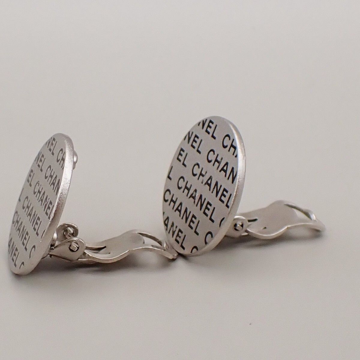 Chanel Chanel Vintage CC Round Button Clip-On Earrings Metal Size ONE SIZE - 6 Thumbnail