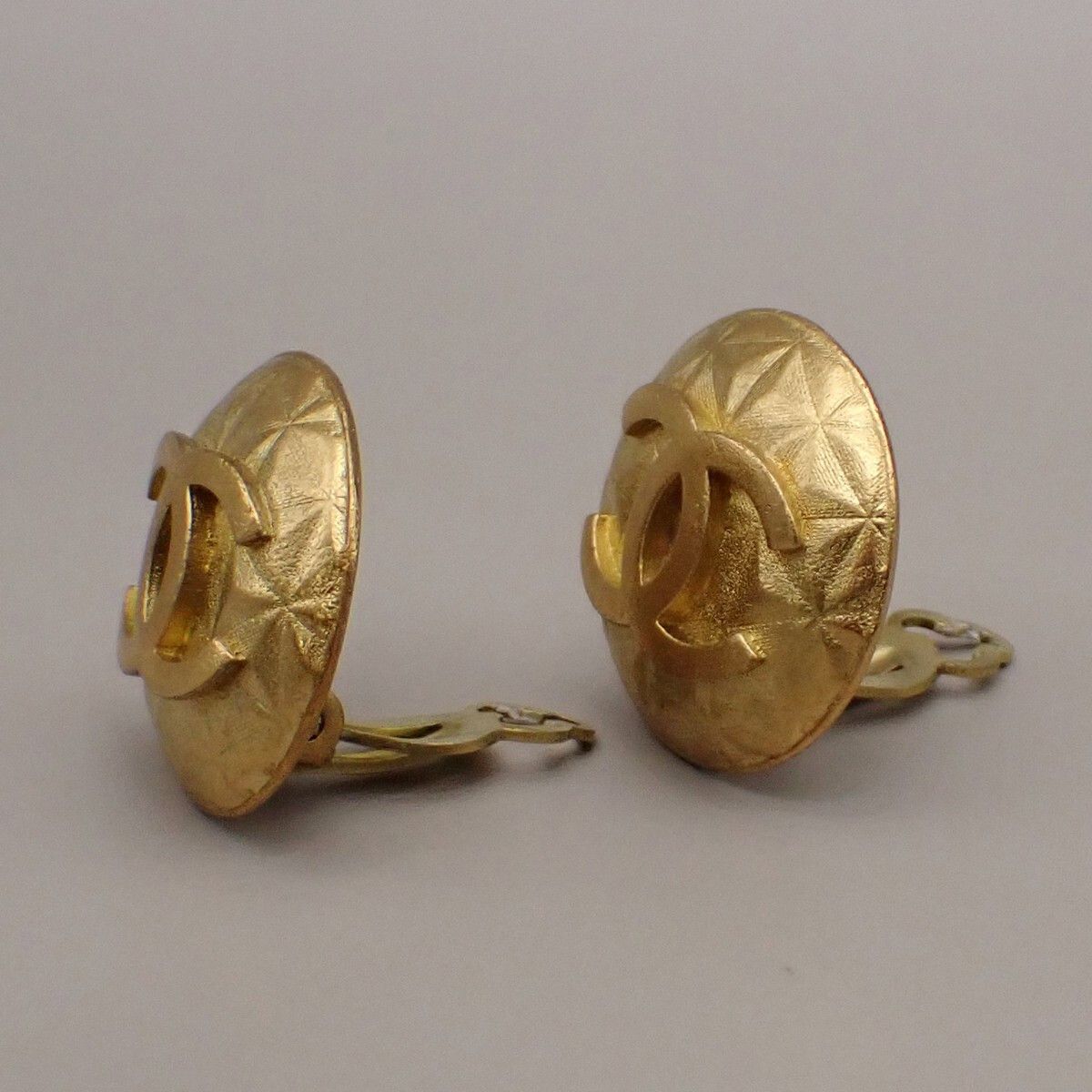 Chanel Chanel Vintage CC Round Clip-On Earrings Metal Size ONE SIZE - 3 Thumbnail