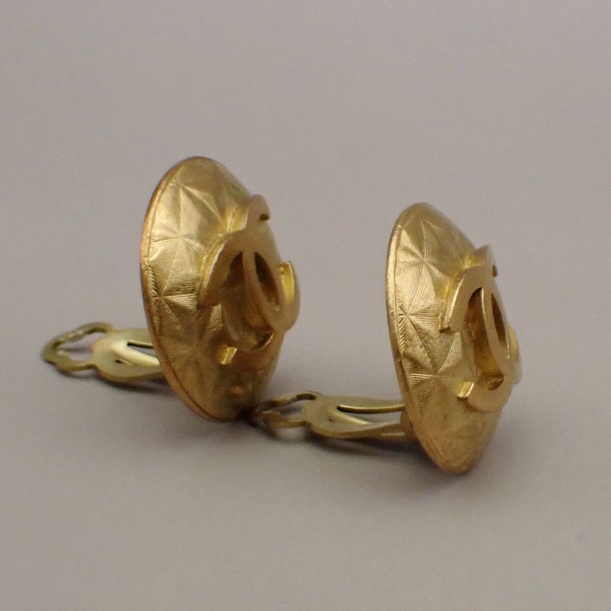 Chanel Chanel Vintage CC Round Clip-On Earrings Metal Size ONE SIZE - 4 Thumbnail