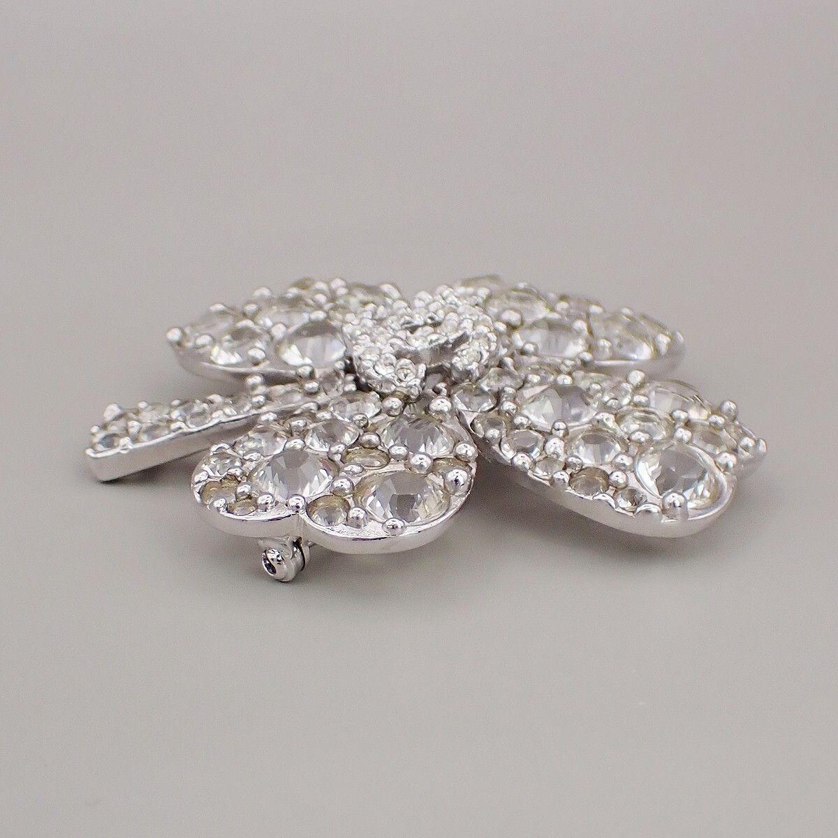 Chanel Chanel Coco Clover Brooch Crystal Embellished Metal Size ONE SIZE - 3 Thumbnail
