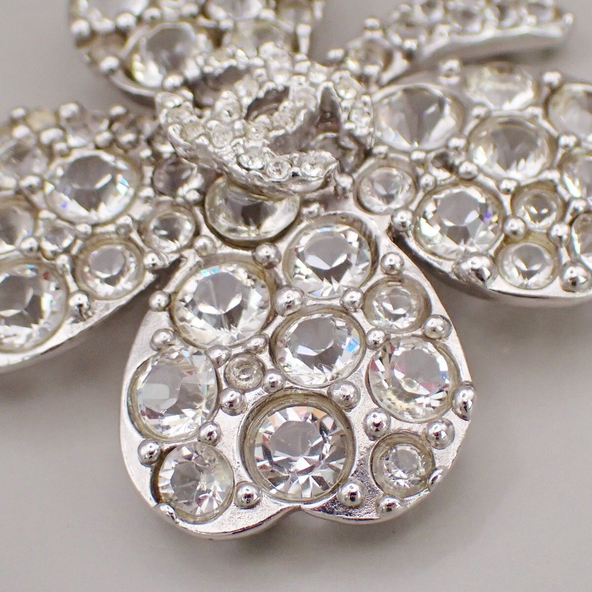 Chanel Chanel Coco Clover Brooch Crystal Embellished Metal Size ONE SIZE - 9 Thumbnail