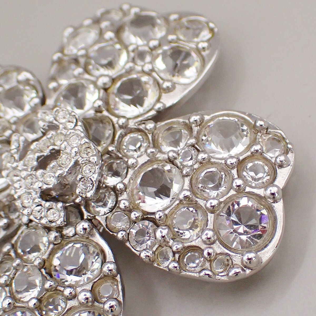 Chanel Chanel Coco Clover Brooch Crystal Embellished Metal Size ONE SIZE - 7 Thumbnail