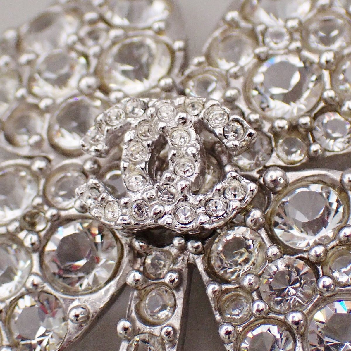 Chanel Chanel Coco Clover Brooch Crystal Embellished Metal Size ONE SIZE - 5 Thumbnail
