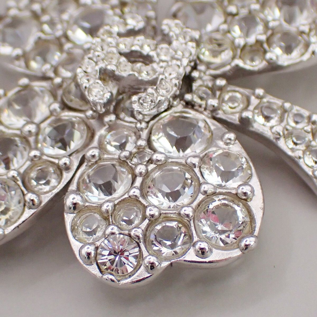 Chanel Chanel Coco Clover Brooch Crystal Embellished Metal Size ONE SIZE - 8 Thumbnail