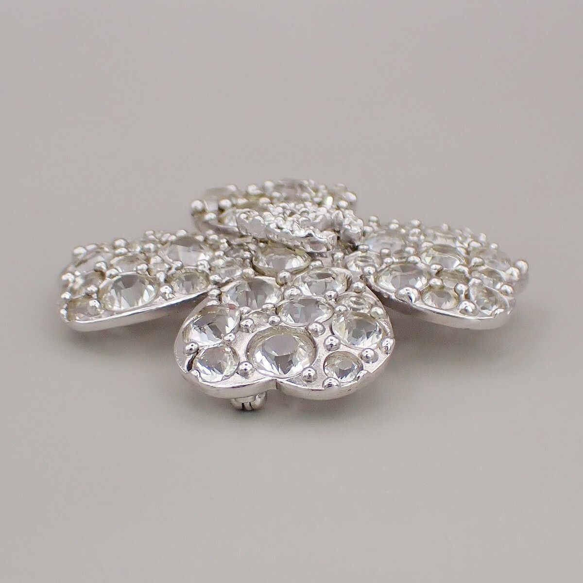 Chanel Chanel Coco Clover Brooch Crystal Embellished Metal Size ONE SIZE - 4 Thumbnail