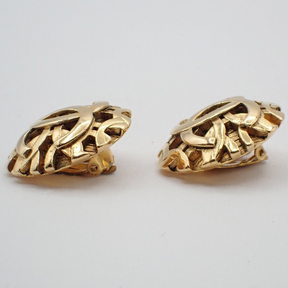 Chanel Chanel Vintage Round CC Clip-On Earrings Metal Size ONE SIZE - 6 Thumbnail