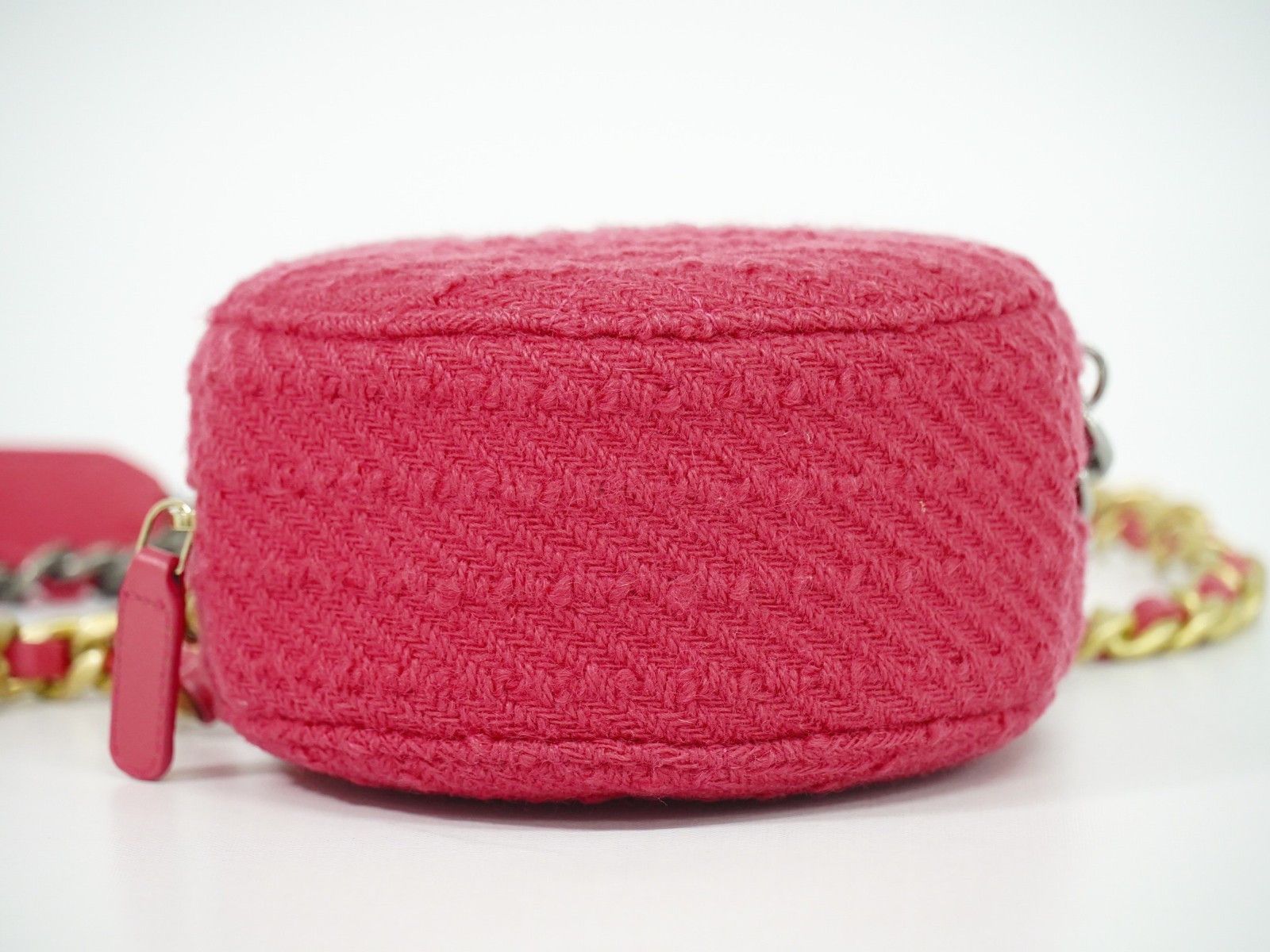 Chanel Chanel 19 Round Clutch with Chain Quilted Tweed Size ONE SIZE - 7 Thumbnail